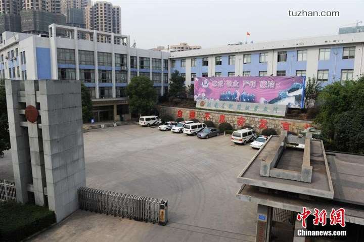 長(zhǎng)沙市坪塘勞動(dòng)教養(yǎng)管理所采購(gòu)我公司定制生產(chǎn)的11KW二用一備自來(lái)水加壓泵站一套，本設(shè)備供水范圍為5公里，供水人數(shù)為3600人，目前本自來(lái)水加壓泵站運(yùn)行平穩(wěn)，高效節(jié)能，受到了管理所的一致好評(píng)！
